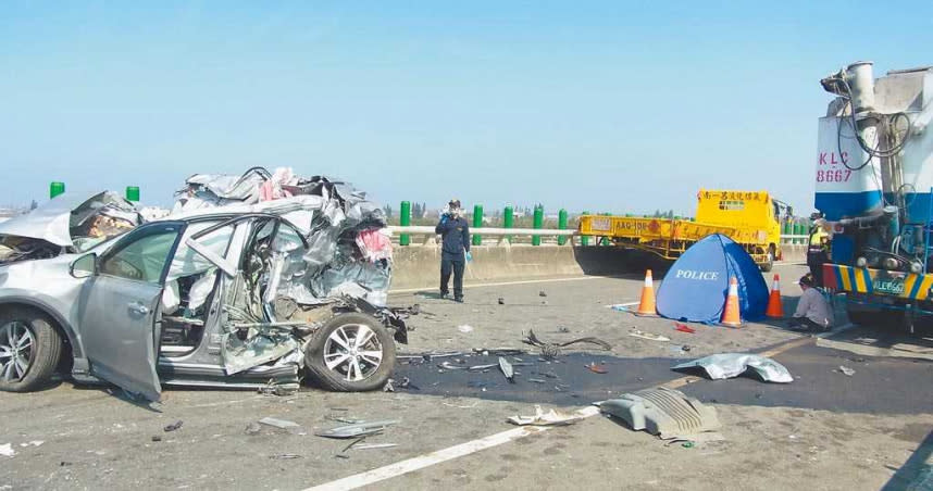 雲林縣警方查扣7輛車，釐清西濱快2死車禍肇責，並建議增設濃霧警示器。（本報資料照片）