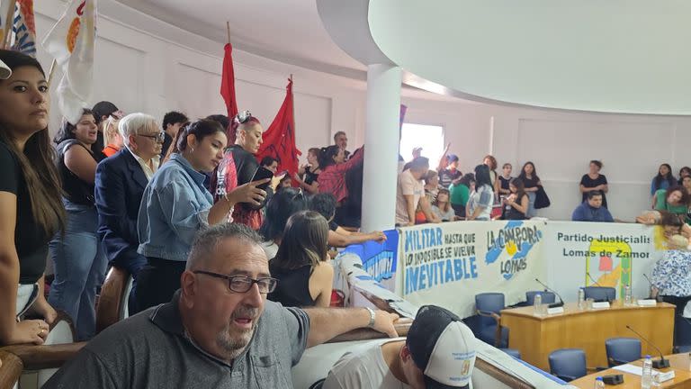 Las familias de los alumnos de la Escuela Normal Superior Antonio Mentruyt irrumpieron en el Concejo Deliberante de Lomas de Zamora para pedir por la vuelta a clases