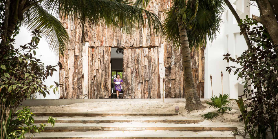 <p><span>Después de un corto viaje en auto por una sinuosa carretera bordeada de palmeras, los invitados llegan a un patio cubierto con alfombras persas. Foto: Cortesía Casa Malca</span> </p>