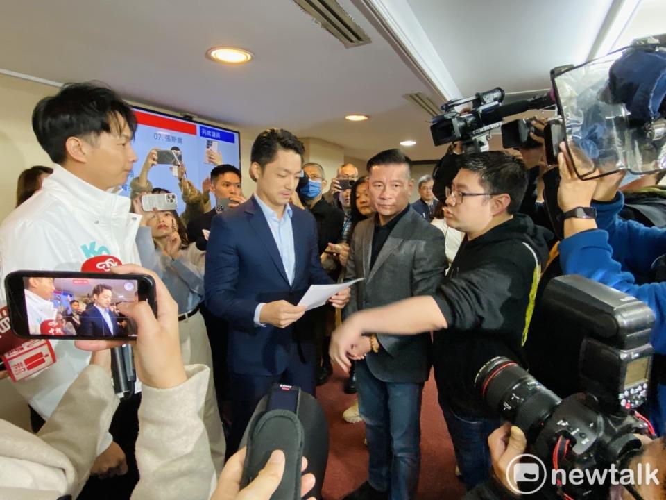 民眾黨北市議員陳宥丞向台北市長蔣萬安抗議路權遭駁回一事，台北市議長戴錫欽、北市議員徐弘庭則幫蔣萬安緩頰。   圖：周煊惠 / 攝