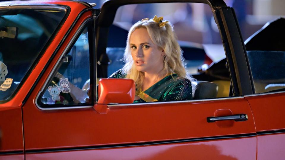 Stephanie (Rebel Wilson) will unbedingt Abschlussballkönigin werden. (Bild: Netflix / Boris Martin)