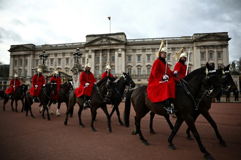 Una unidad de caballería militar pasa frente al Palacio de Buckingham, en el centro de Londres, el 6 de febrero de 2024 (Henry Nicholls)