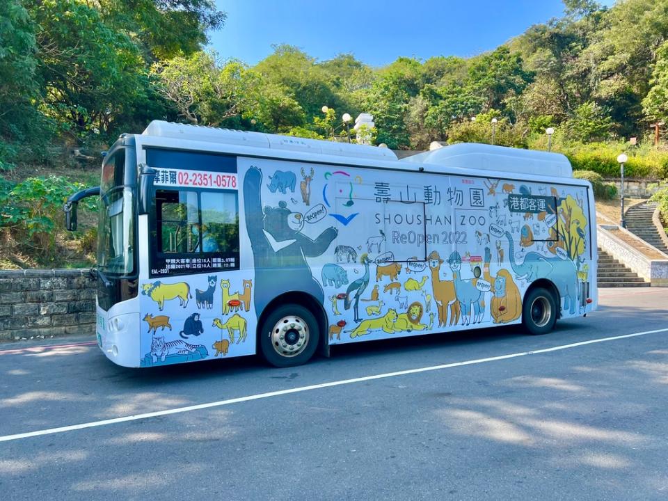圖說：高市交通局推出刷乘車碼QR code免費搭56號彩蛋公車到壽山動物園可獲得限量小禮。(照片提供/高雄市觀光局)