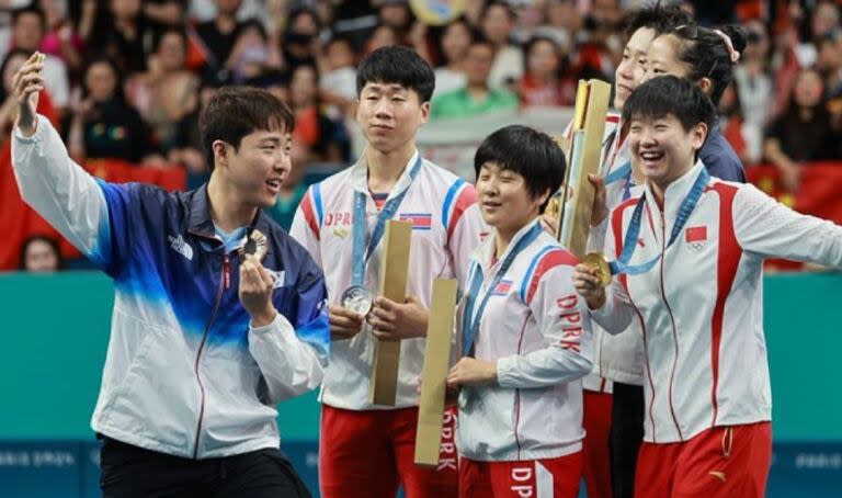 Selfie entre tenistas de mesa surcoreanos, norcoreanos y chinos.