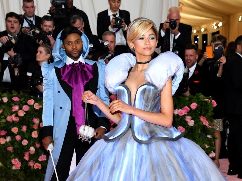 Law Roach y Zendaya acuden a la Met Gala de 2019 con un vestido estilo princesa Disney (Getty Images for The Met Museum)