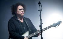 Ein bisschen wie die wirre Tante, die schon lange nicht mehr bei den Familienfesten auftaucht: Robert Smith hat seine Haare angeblich seit der Gründung von The Cure 1976 nicht mehr gekämmt. (Bild: Getty Images/Ian Gavan)