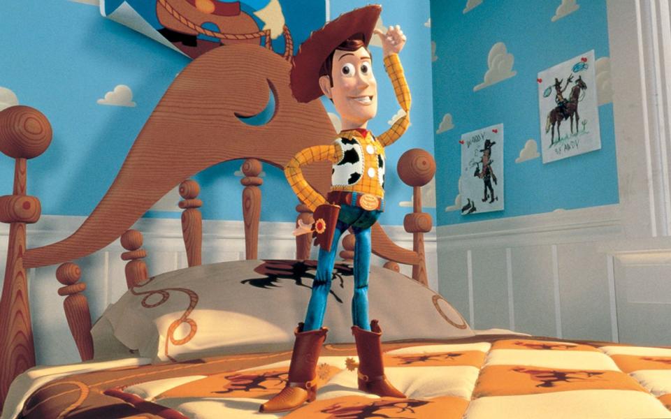 Seinen größten Erfolg in Sachen Einspielergebnis erzielte Tom Hanks in einem Film, in dem er gar nicht zu sehen war: Im Animationsklassiker "Toy Story" von 1995 lieh er als Synchronsprecher Hauptfigur Woody die Stimme - natürlich nur in der englischen Original-Version. Auch in den drei Fortsetzungen hörte man Hanks' markantes Organ. (Bild: Buena Vista)
