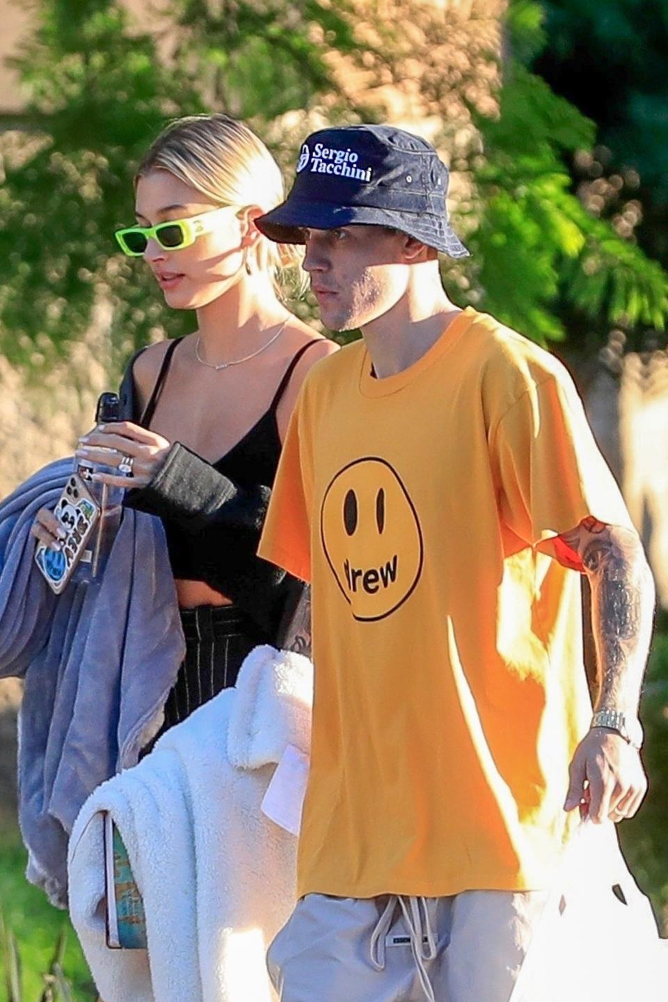 <h1 class="title">Justin Bieber and Hailey Bieber leaving the park after enjoying a picnic!</h1><cite class="credit">Backgrid</cite>