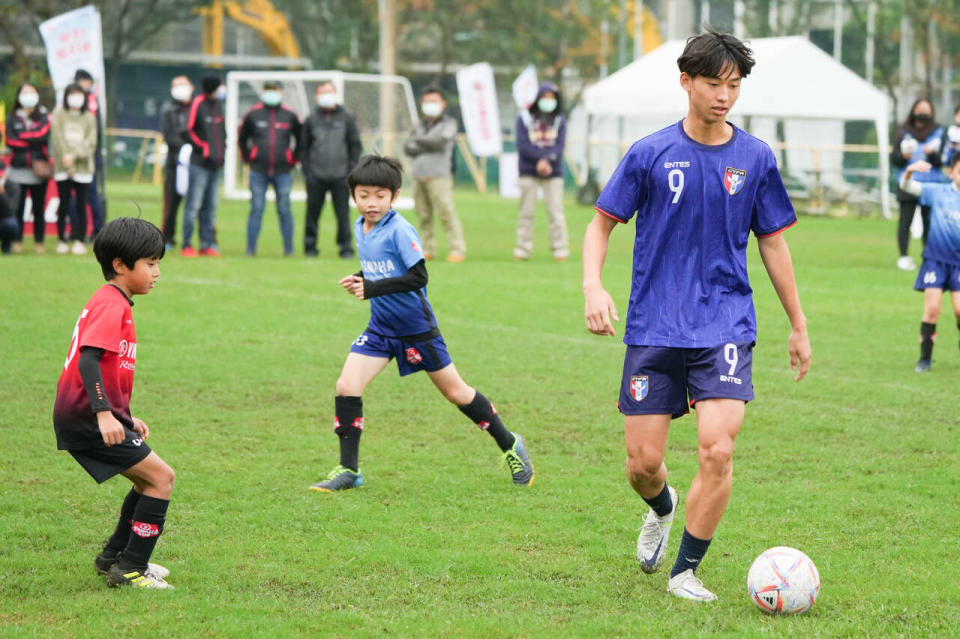 U17國腳呂毅廷藍色球衣下場與YAMAHA小隊球員們踢友誼賽重溫當年參加比賽的感動。官方提供
