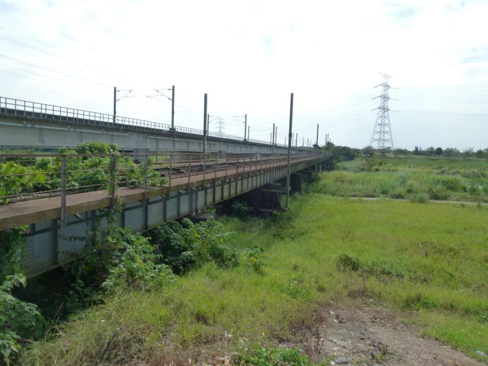 二層行溪舊鐵橋和哨兵所現況。（記者張淑娟攝）