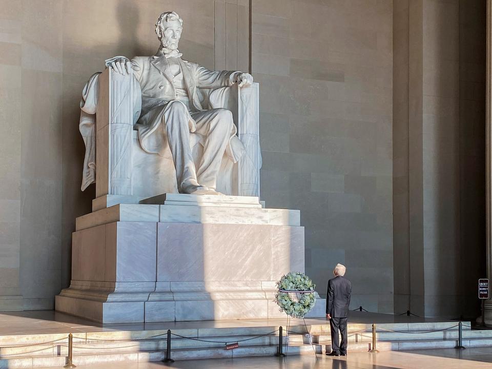 López Obrador tras depositar una ofrenda floral en el monumento a Lincoln en Washington. (EFE)