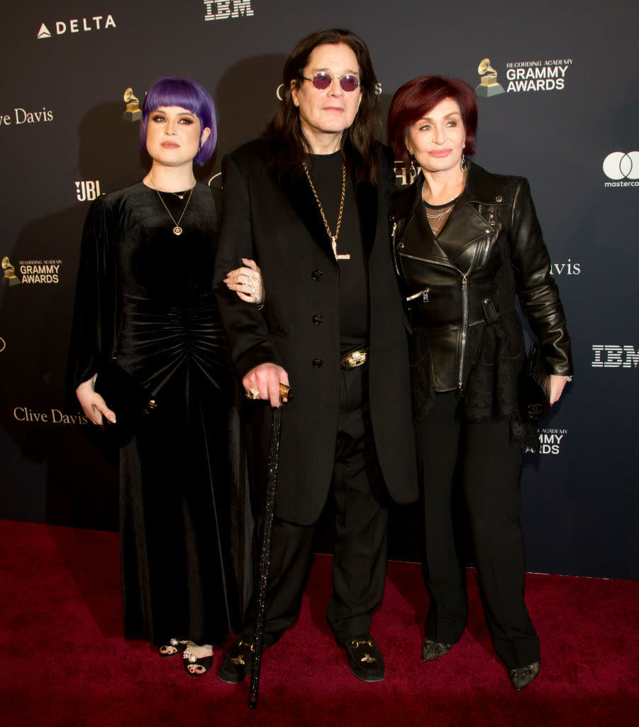 kelly with her parents on the red carpet