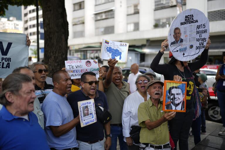 Pequena manifestação da oposição em Caracas. (Foto AP/Ariana Cubillos)