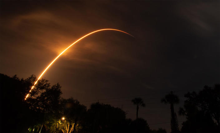 Un cohete SpaceX Falcon 9 se aleja de la Estación de la Fuerza Espacial de Cabo Cañaveral con un poderoso satélite de comunicaciones Intelsat que alberga un espectrómetro de la NASA para monitorear los niveles de contaminación del aire en América del Norte.  / Crédito: William Harwood/CBS News