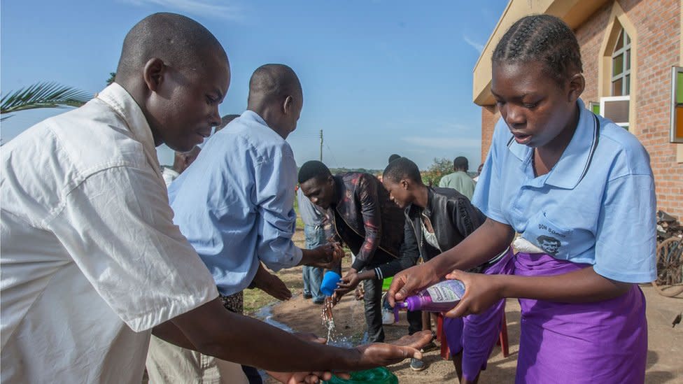 Dos personas lavándose las manos en Malawi.