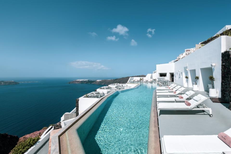 The infinity pool at the Grace Hotel blends effortlessly into the ocean (Bacchus Agency)