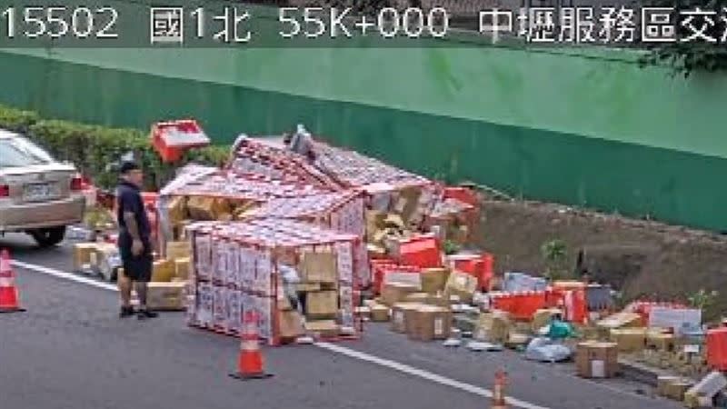 國道1號北向55公里桃園市中壢服務區北向入口匝道有散落物。（圖／翻攝自《記者爆料網》）