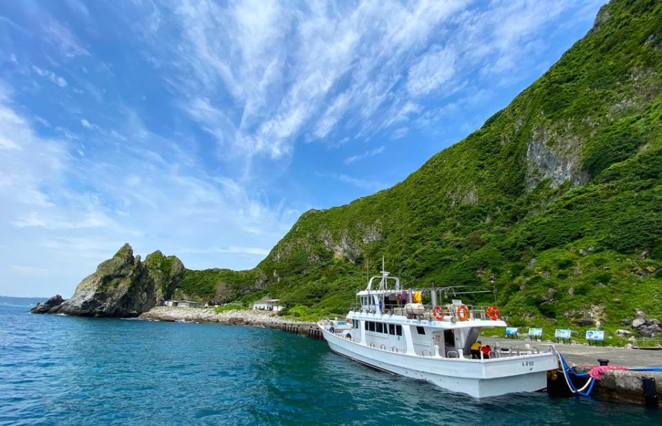 基隆嶼位於台灣北部，海岸線一望無際，海蝕地形壯麗。喜歡登山健行、划船、浮潛、或是搭乘快艇等活動的旅客，這裡是必走景點 。