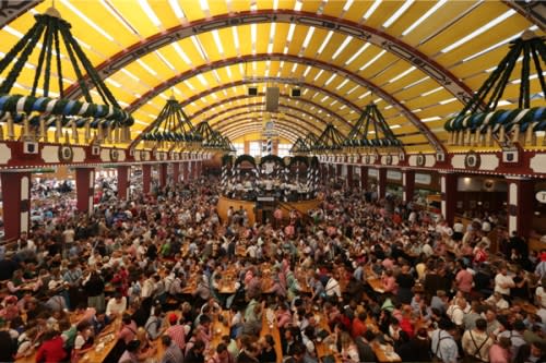 近年來每到慕尼黑啤酒節，都吸引了六、七百萬人一起共襄盛舉。(圖片來源／funny-pictures）