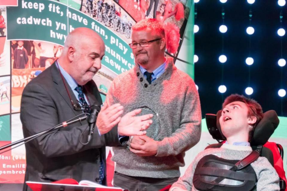 Western Telegraph: Bill aparece en la foto con Jacob Thomas y el padre de la joven estrella del deporte, Mike, en una ceremonia de premiación de Sport Pembrokeshire.