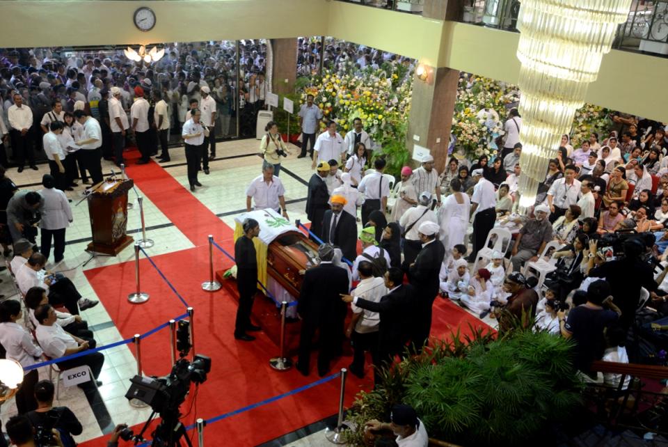 Family of the late Karpal Singh surrounding the coffin of the late Karpal Singh during the state honoured funeral at Dewan Sri Pinang, today. – The Malaysian Insider pic by Hasnoor Hussain, April 20, 2014.