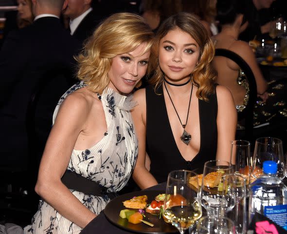 <p>Kevin Mazur/WireImage</p> Julie Bowen (left) and Sarah Hyland