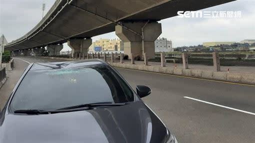 轎車慘遭「飛狗」砸車，車頂凹陷擋風玻璃碎裂。（圖／翻攝自XXX）