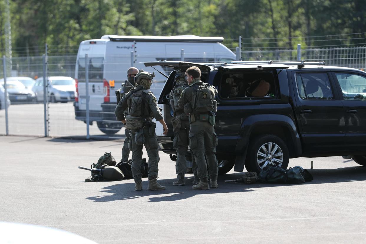 Des unités spéciales de la police à proximité de la prison de Hällby, près de la ville d' Eskilstuna (Suède), lors d'une prise d'otages, le 22 juillet 2021. - KARLSSON PER / TT NEWS AGENCY / AFP