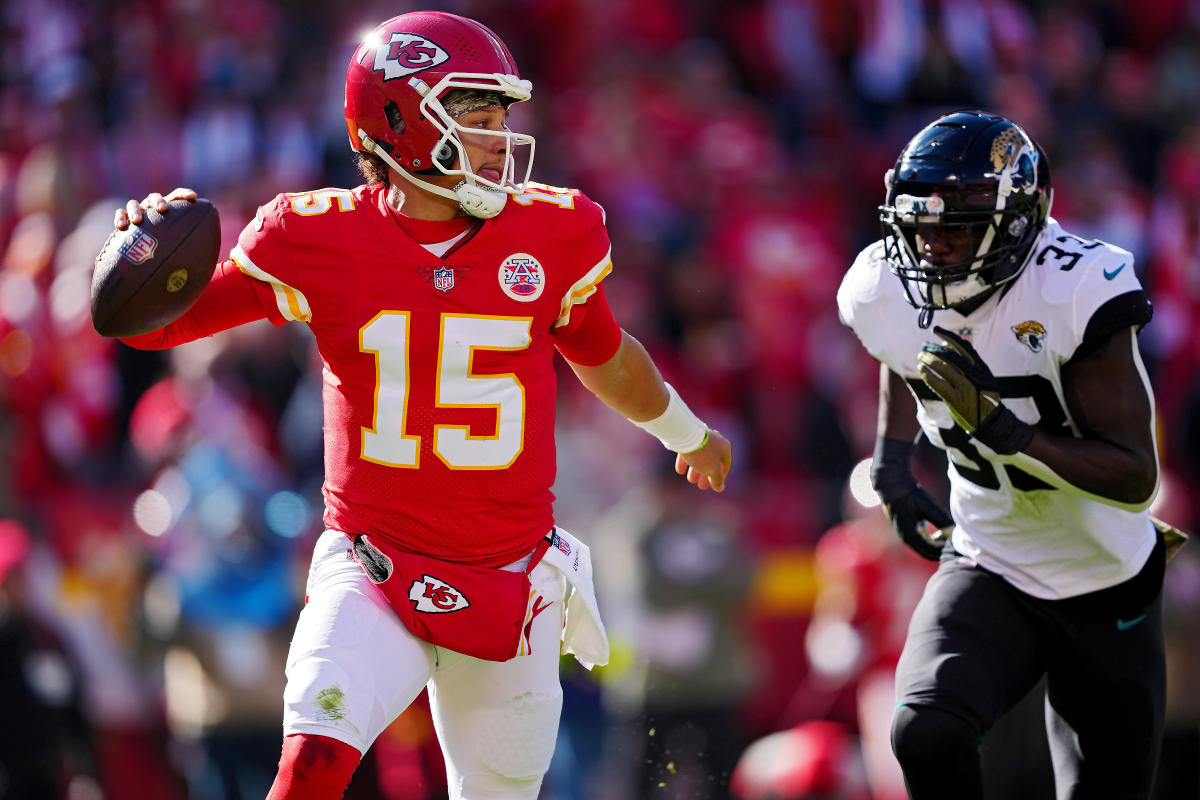 Patrick Mahomes leaves Chiefs-Jaguars playoff game after injuring ankle but  returns to start second half - The Boston Globe