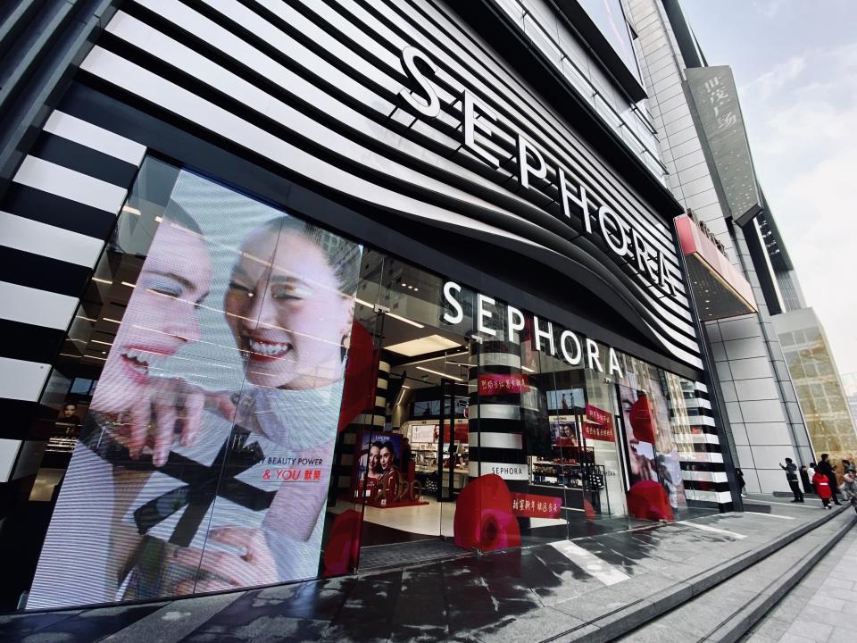 Sale start dates for Sephora's Holiday Savings Event depend on your beauty status. (Photo: anilbolukbas via Getty Images)