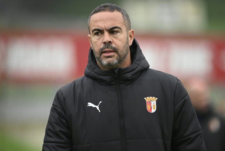 El entrenador portugués Artur Jorge llega a una sesión de entrenamiento de su exequipo, el Sporting de Braga de Portugal, en la Ciudad Deportiva del SC Braga el 28 de noviembre de 2023. (MIGUEL RIOPA)