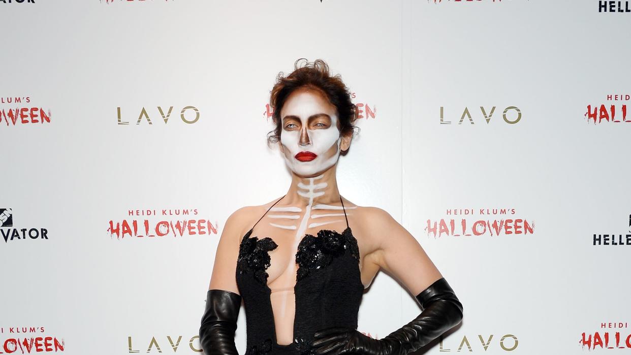 new york, ny october 31 jennifer lopez attends the heidi klum halloween party on october 31, 2015 in new york city photo by andrew tothwireimage