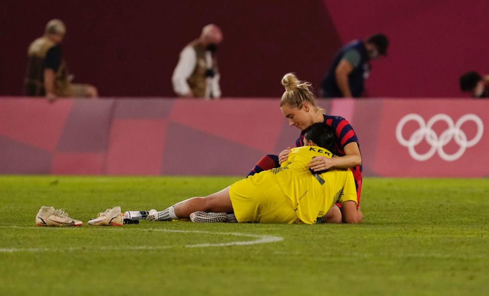 Sam Kerr leans on Kristie Mewis.