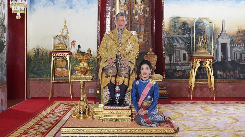 Sineenat Wongvajirapakdi zu Füßen von König Maha Vajiralongkorn (2019).