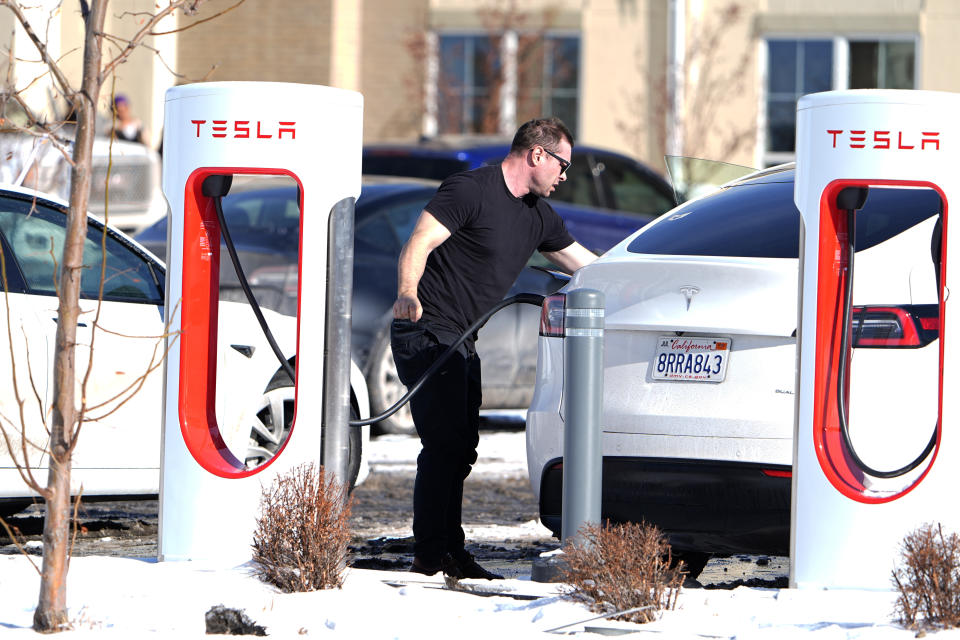 Punto de supercarga de Tesla en el noreste de Denver. (AP/David Zalubowski)