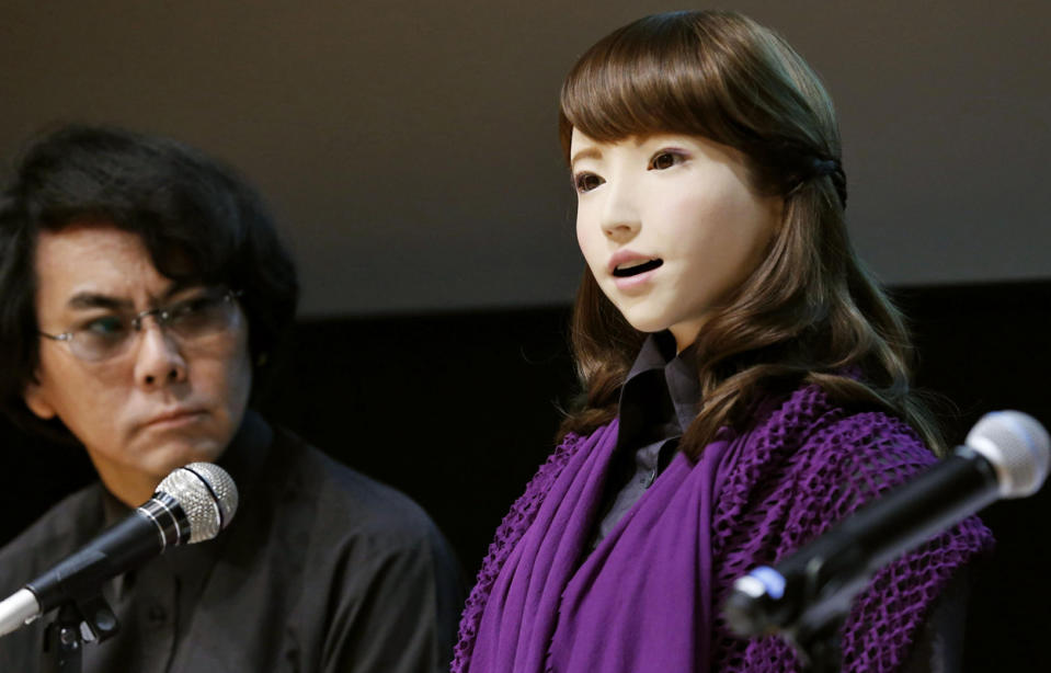 <p>Erica, die Roboter-Koryphäe Hiroshi Ishiguro entwickelte, gilt momentan als der menschlichste Androide der Welt. Sie kann singen, Witze machen und redet nicht gern über ihr Alter – 23, übrigens. In ihrer Heimat Japan werden Androide mehr und mehr akzeptiert und sogar bereits im Kundenservice eingesetzt.<br>(Foto: ddp) </p>