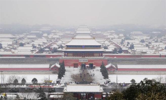 如果買不到故宮門票，也可以上故宮後面的景山賞雪，欣賞故宮雪景 另有一番風味。（圖／網路）