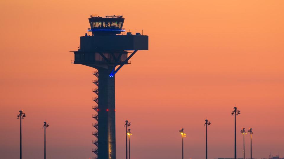 Farbenprächtig leuchtet der Morgenhimmel  über dem Gelände des neuen Hauptstadtflughafens Berlin Brandenburg Airport Willy Brandt (BER).