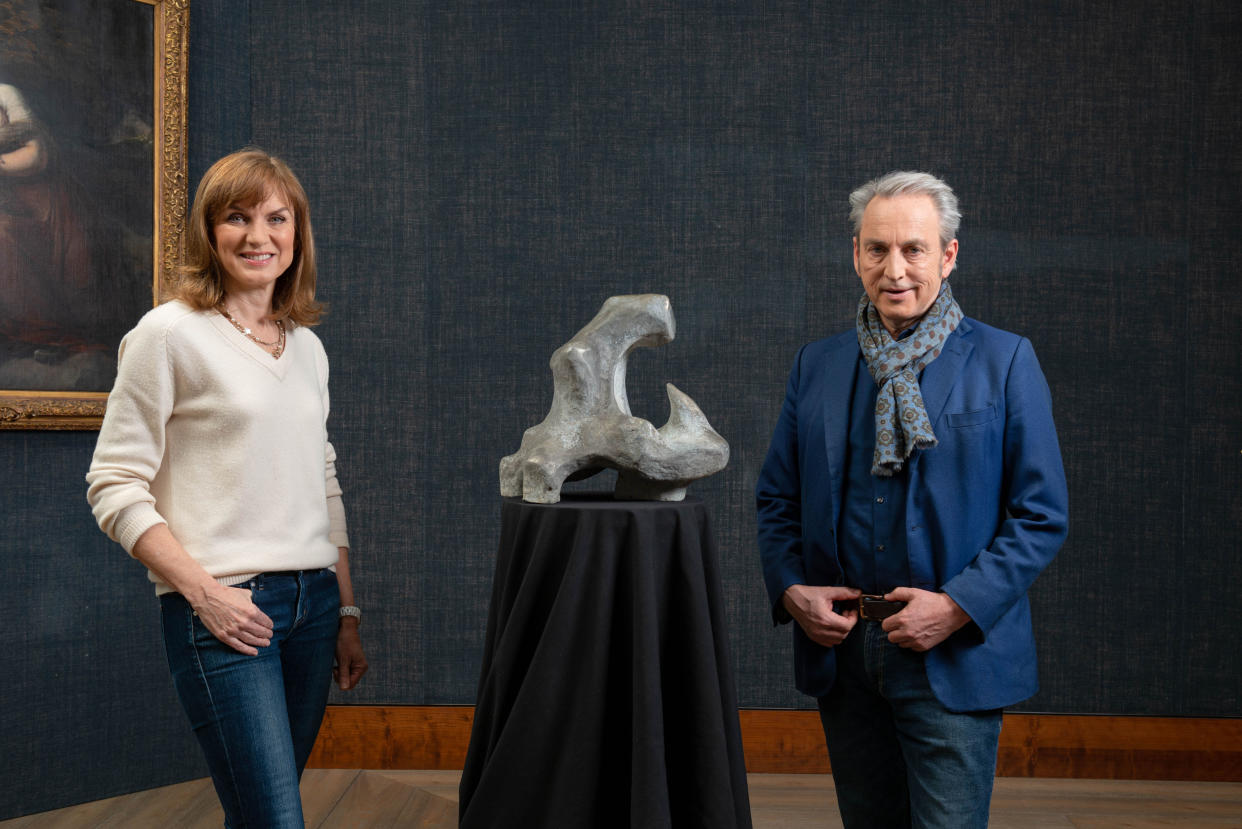 Fiona Bruce and Philip Mould with a sculpture, possibly by Henry Moore. (BBC Studios/Ben Fitzpatrick)