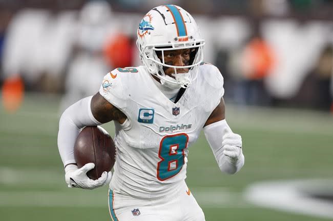 Dolphins' Holland calls MetLife Stadium turf 'trash' after teammate ...