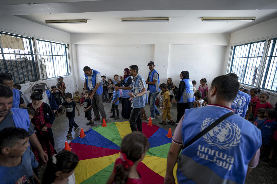 Niños palestinos desplazados por la ofensiva israelí en Gaza participan en una actividad organizada por activistas locales en una escuela administrada por la ONU en Jan Yunis, el 26 de junio de 2024. Miles de palestinos tienen problemas de salud mental y pocos recursos para recuperarse después de nueve meses de guerra. (Foto AP/Abdel Kareem Hana)