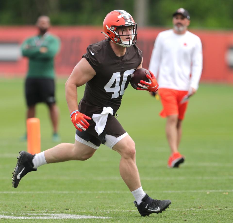 Cleveland Browns fullback Johnny Stanton runs after making a catch out of the backfield during OTA practice on Wednesday, May 25, 2022 in Berea.