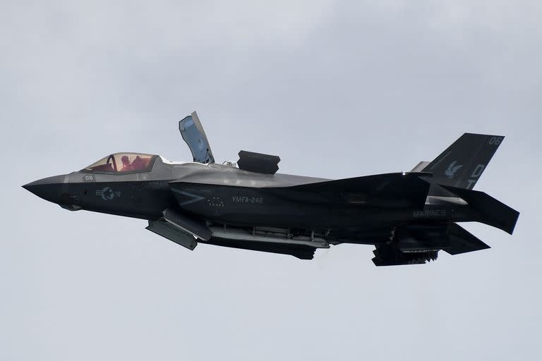 Un F-35B Lightning II del Cuerpo de Marines de los Estados Unidos vuela en Singapur el 13 de febrero de 2022. 