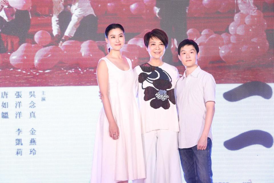 金燕玲（中）與片中飾演她兒女的張洋洋（右）、李凱莉（左）17年不見，三人的外貌變化都不大。