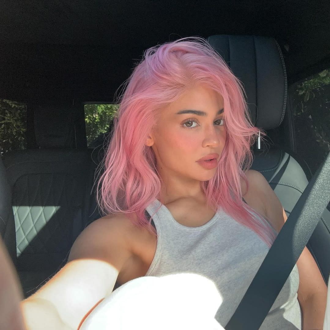  Kylie Jenner pink hair. 