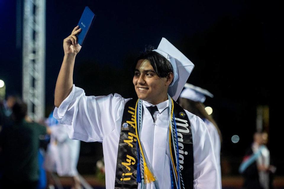 Los graduados celebran después de recibir sus diplomas durante la ceremonia de graduación de la generación 2024 de Atwater High School en Atwater, California, el jueves 6 de junio de 2024.