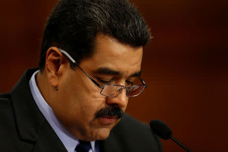 El presidente de Venezuela, Nicolás Maduro, en una rueda de prensa en el palacio de Miraflores en Caracas, mayo 17, 2016. La oposición venezolana dijo el martes que desconocerá el estado de excepción decretado por el presidente Nicolás Maduro, lo que amenaza con elevar la tensión en el país cuando se han agudizado la escasez de bienes y las largas filas para adquirirlos. REUTERS/Carlos Garcia Rawlins