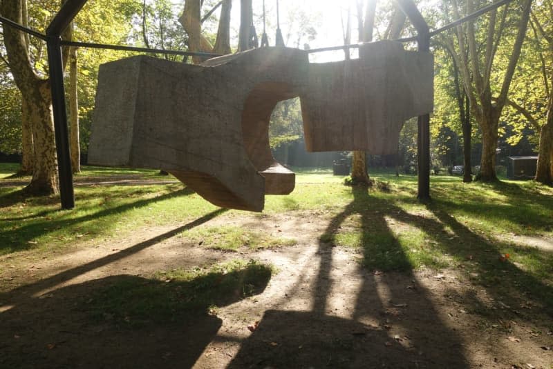 Chillida created his very own formal language with sculptures that allowed light to flood in. Grounded in the landscape, they often appeared to have been pulled from the depths of the earth. Andreas Drouve/dpa