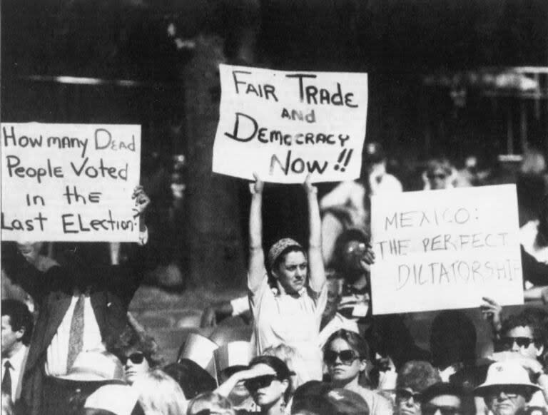 Una fotografía de Sheinbaum en 1991 protestando durante un discurso sobre el Tratado de Libre Comercio de América del Norte pronunciado por el presidente de México, Carlos Salinas de Gortari. La fotografía fue publicada en el periódico de la Universidad de Stanford. Credit:Al Green/The Stanford Daily