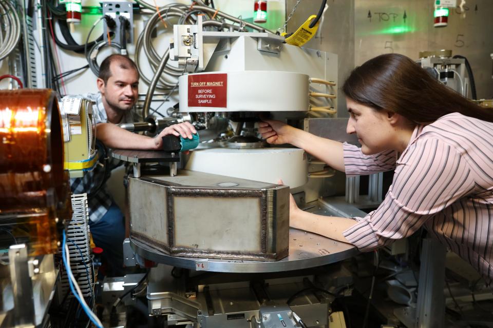 From left, Oak Ridge National Laboratory’s Matthew Frost and Leah Broussard used a neutron scattering instrument at the Spallation Neutron Source to search for a dark matter twin to the neutron. Credit: Genevieve Martin/ORNL, U.S. Dept. of Energy